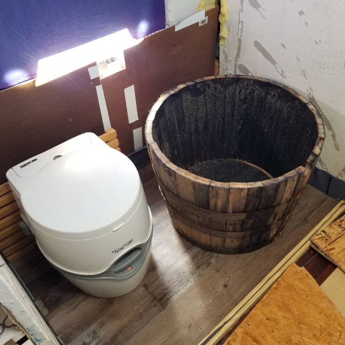 Realistic skoolie life... Sometimes all you need is just a Porta-Potti® and a wooden bucket to shower in.
📸 : @surise2sunsetrv