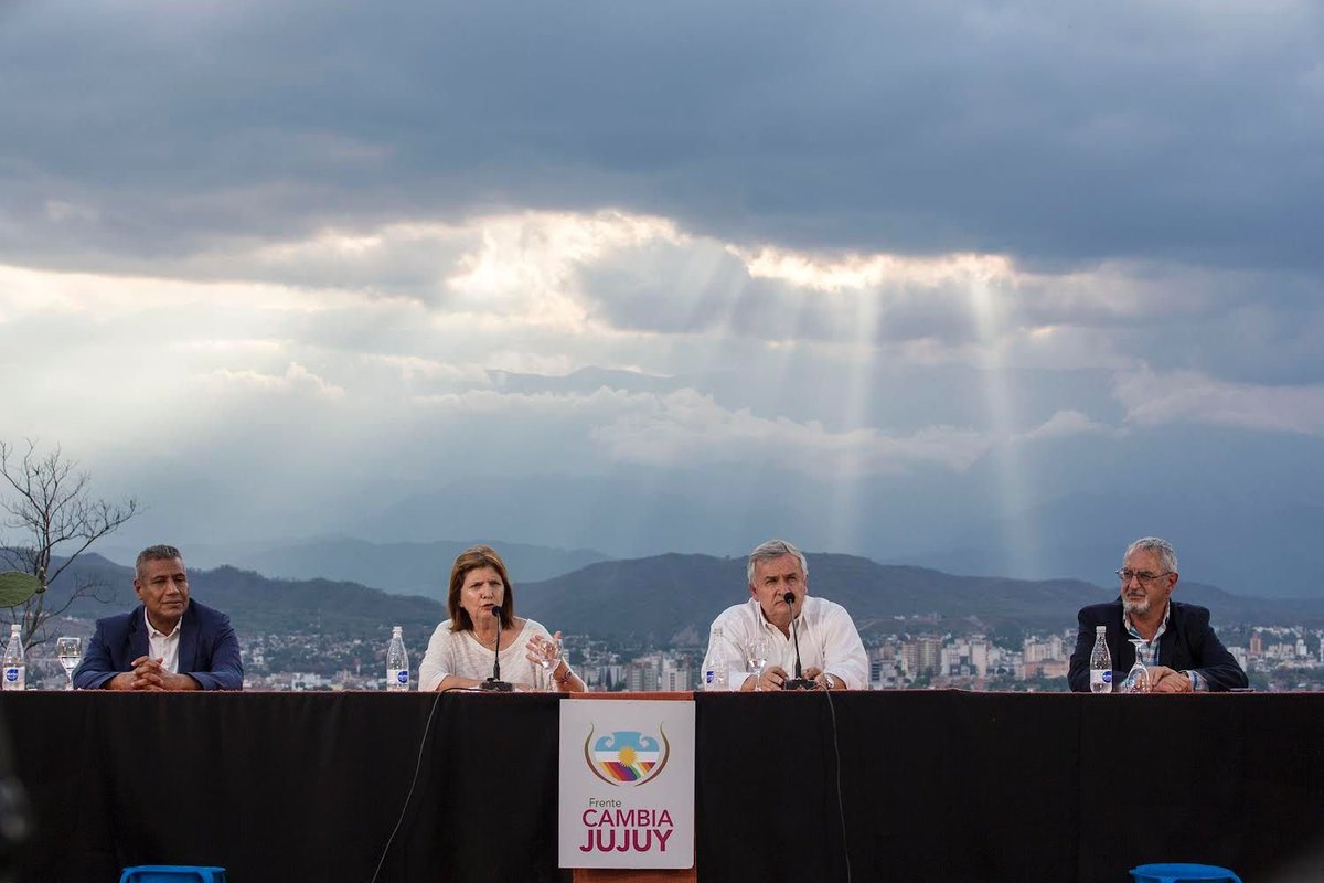 GerardoMorales's tweet photo. Gracias @PatoBullrich por acompañarnos en Jujuy, tu militancia en todo el territorio refleja la energía y el compromiso que tiene @juntoscambioar con el futuro del país. 

Trabajemos juntos para que el 14/11 el Congreso de la Nación tenga el equilibrio que necesita. https://t.co/VOekJPzSkA
