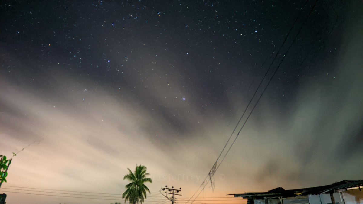 mchorror's tweet photo. The cloud rush over the Star Canopus on the southern sky at 5am. Shot by Poco X3 NFC.
#SabahStargazers #MalaysianDarkSky #SabahDarkSkies #Astrophotography #LokalBah #MadeInPapar #NorthBorneo #StargazingInSabah #Xiaomi #Poco #X3NFC https://t.co/NToG9ykzeQ