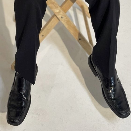 JakelsOkay's tweet photo. @REALMizkif hard to look like a businessman when your feet don’t touch the ground https://t.co/zxK4yoXk4r