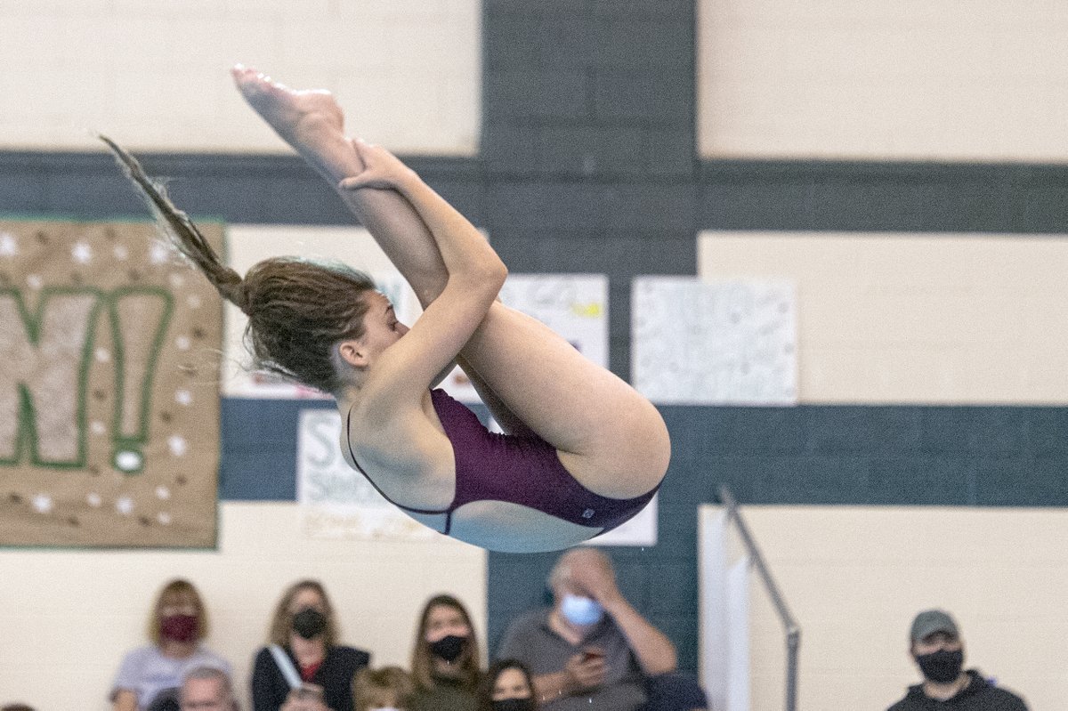 EricaPhotog's tweet photo. Girls compete in diving sectionals finals at Shenendehowa @Sect2athletics #518diving #518swimming https://t.co/Zjb2VdMs2S