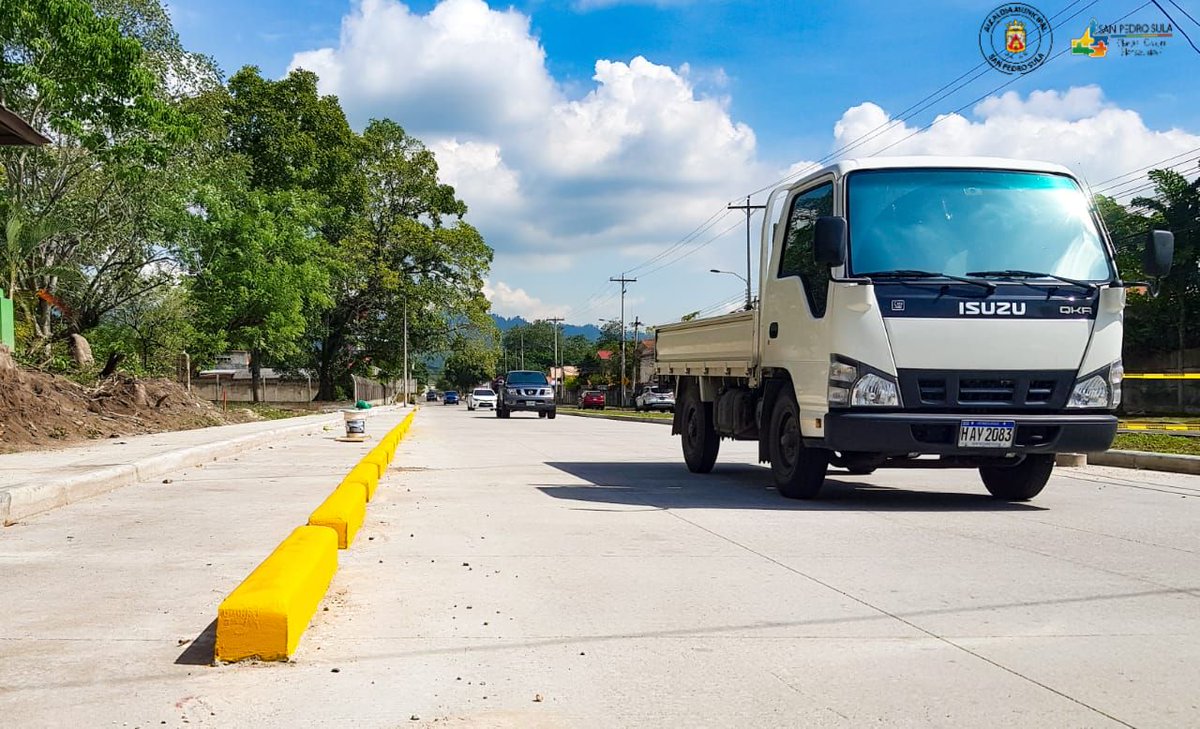MuniSPS0501's tweet photo. Día a día avanza el proyecto de pavimentación de la trocha oeste del📍bulevar Mackay.

Este #Jueves #4Noviembre los equipos municipales ejecutan trabajos de pintado de ciclovía y terracería en 90 metros del último tramo a pavimentar. 

Obra 💯 municipal.

#ObrasQueSeVen https://t.co/HVYNBoFKOM