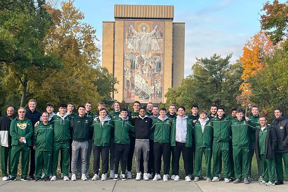 SNCMensBB's tweet photo. Here's your first team pic from the Notre Dame campus! 🏀 ⚔️ https://t.co/KDtOjgnQ23