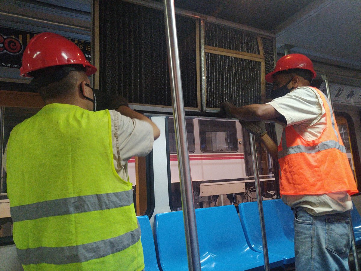 CAMETROVALENCIA's tweet photo. #04Nov👷🏻📣|| Afanados en garantizar un servicio de traslado óptimo y confortable a todos los usuarios, trabajadores de @CAMETROVALENCIA ejecutaron en el #TallerIntegral, labores correctivas y de mantenimiento al Sistema de Aires Acondicionados de los #Vagones 1010 y 1005 🚇🇻🇪 https://t.co/Td7T6U9lIC