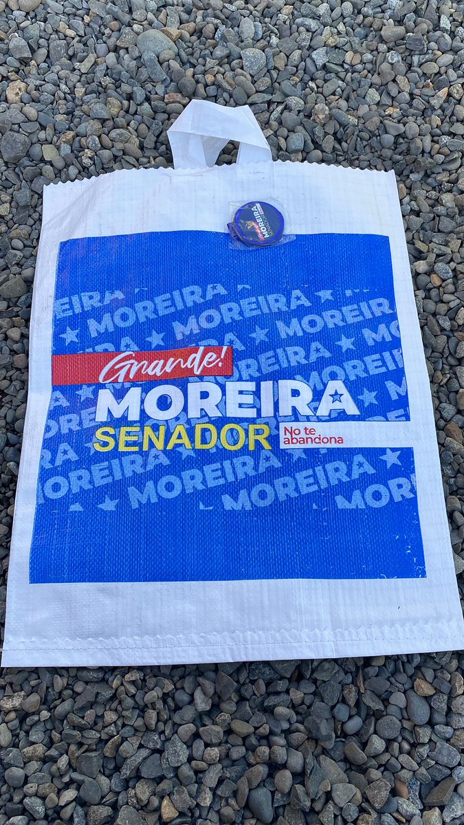 flacasmith's tweet photo. Sr @ivanmoreirab llego a mi casa y me encuentro un regalo q ni lo quería. En fin, creo q en Chiloe se necesita políticos oriundos  y q actúen ante la crisis ambiental , infraestructura  y  q balancee las tremendas falencias de la provincia respecto al resto de la región. https://t.co/Afm9HvNXNe