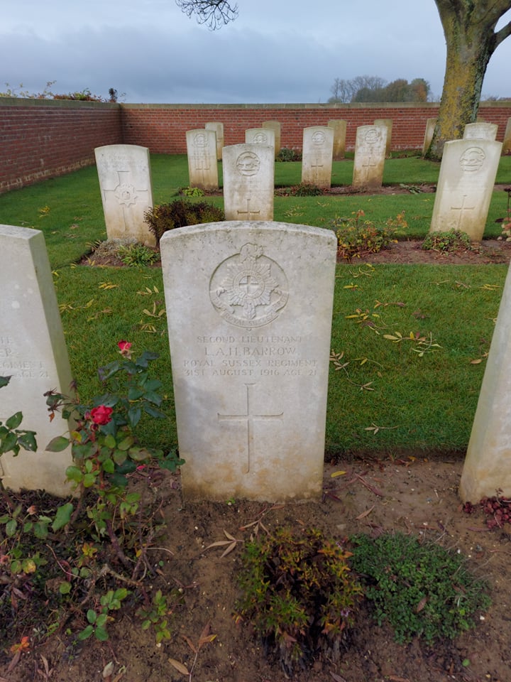 SimonBatten3's tweet photo. This morning @footsteps_pod and I visited the graves on the Somme of @OldBloxhamist quartet Lieutenant Thomas Thomas and Second Lieutenants Oswald Nixon, Laurence Barrow and Kingsley Fradd. Their stories will form part of the forthcoming book we have been working on together. https://t.co/OXWQCqsCdp