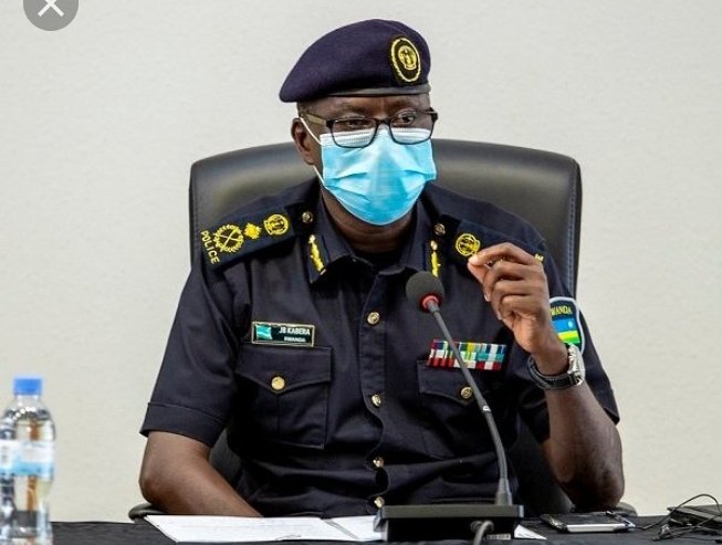 Dushimire aba bagabo batahwemye kandi bakomeje  kudukangurira kwirinda icyorezo cya #COVID19 .  Basubiza itangazamakuru, ntamususu mubuhanga bwabo, noguharanira ko abanyarwanda bakomeza kubaho neza. baratwigishije nubu ntibahwema kudukangurira mukwirinda icyorezo
#GushimaFriday .