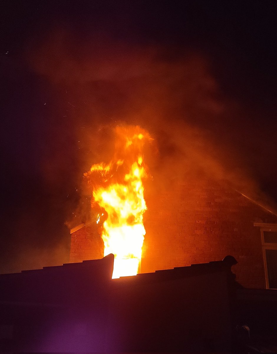 WMFSWolvesfire's tweet photo. Work has now begun to establish the cause of the fire in Wolverhampton. #999eye footage from @SWMFireControl gave the OIC #OpsIntel before attending at scene. Pictures highlight the spread of damage caused by an open door. @WestMidsFire #nighttimeroutine https://t.co/pTzsjhXdo3