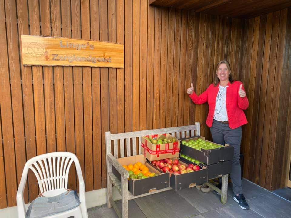 Na volle maand tijd voor een tweet! We zijn verwend met heerlijk Betuws appelsap van Ceratec👍 en overheerlijk, vers fruit van fruit corso Geldermalsen🍎 Levert de infectiepreventie week door fijne samenspraak bijeenkomsten mooie tips opgeleverd🍀 Blij met naaihulp voor bezoek💝