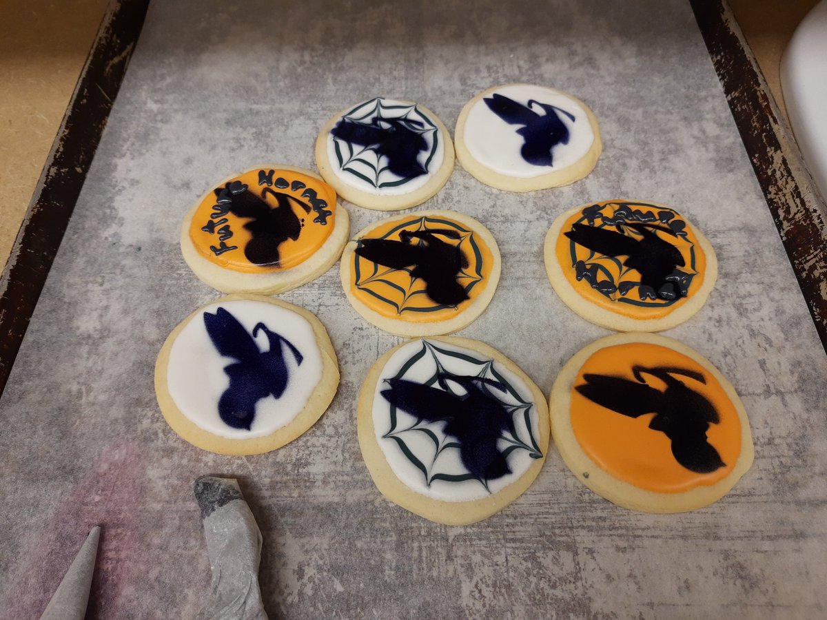msplato1's tweet photo. Experimenting with cookie designs @StamfordNation @dsbn @DSBNTech https://t.co/bhNyOw08yJ