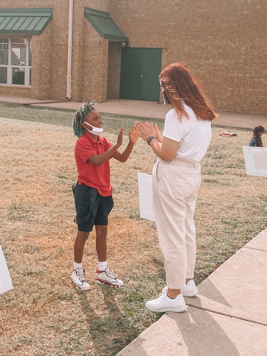 kali_saleh's tweet photo. Caught two teachers utilizing pick up duty to build relationships with students. Every second counts. This kind of stuff warms my heart. 🤍 https://t.co/ErNEvsG3Qn