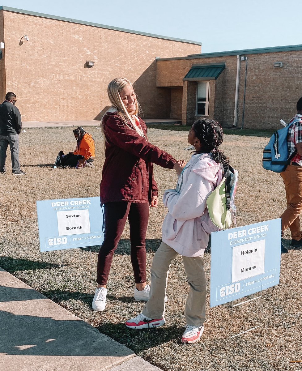 kali_saleh's tweet photo. Caught two teachers utilizing pick up duty to build relationships with students. Every second counts. This kind of stuff warms my heart. 🤍 https://t.co/ErNEvsG3Qn