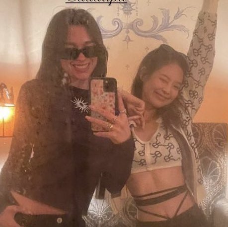 tjruby_'s tweet photo. เจนนี่คือ 성덕 มาก rihanna, billie eilish, dua lipa, the weeknd น้องได้เจอได้แฮ้งค์เอ้าท์กับศิลปินที่ตัวเองชื่นชอบทุกคนเลย คอนเนคชั่นเจนนี่เค้าแน่นจริงๆ https://t.co/dJeljs5jA6