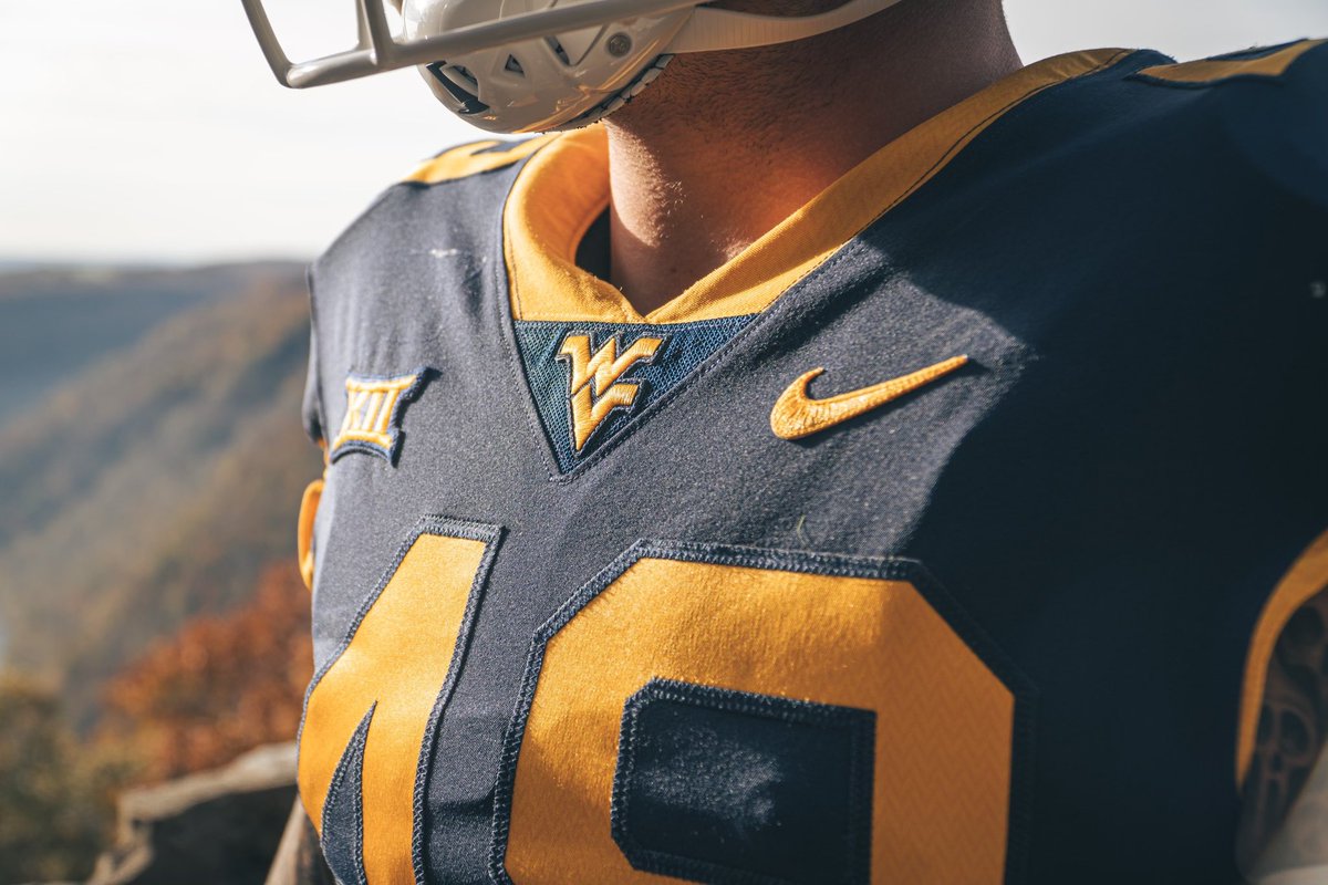 WVUfootball's tweet photo. To those that have served to protect our freedoms, thank you. 🇺🇸 https://t.co/bHbRiq7YZa