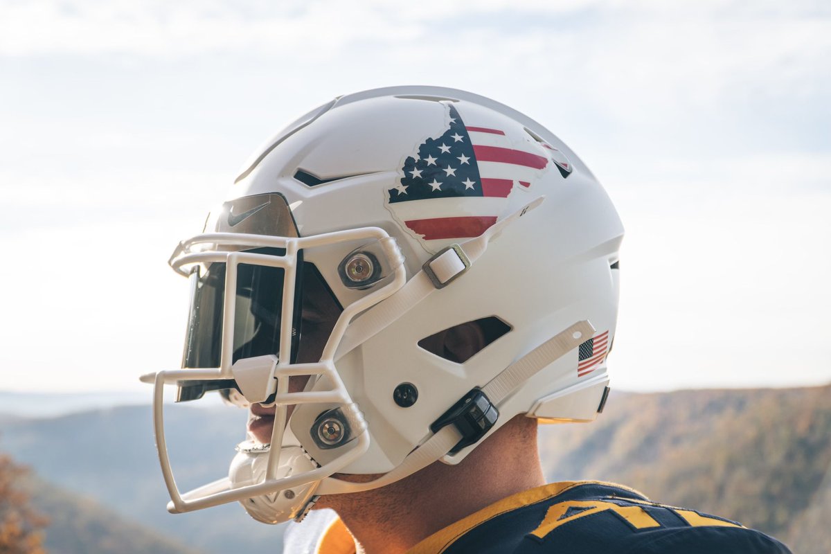 WVUfootball's tweet photo. To those that have served to protect our freedoms, thank you. 🇺🇸 https://t.co/bHbRiq7YZa