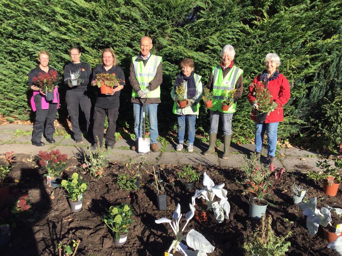 LeominsterBloom's tweet photo. What can we say, not only have our local branch of B &amp; Q donated plants and compost for us to revamp the flower bed in Coningsby Road they also sent along three fabulous helpers to get the job done.  Thank you Bex, Kim, Pauline, from B &amp; Q and all of our wonderful LIB volunteers. https://t.co/40Q4RZleUi