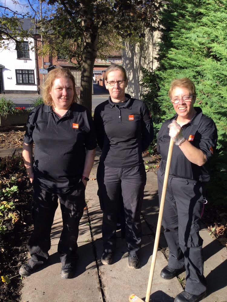 LeominsterBloom's tweet photo. What can we say, not only have our local branch of B &amp; Q donated plants and compost for us to revamp the flower bed in Coningsby Road they also sent along three fabulous helpers to get the job done.  Thank you Bex, Kim, Pauline, from B &amp; Q and all of our wonderful LIB volunteers. https://t.co/40Q4RZleUi