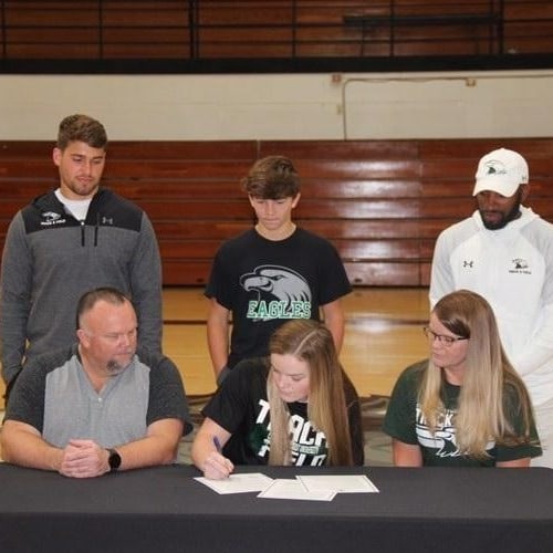CoachKenny__'s tweet photo. Pen to Paper
🖋🖋🖋🖋
Baylee Beard (‘22)
Centralia HS
2021 Missouri State Runner-Up (Shotput)
#ComeEarnYourWings
#CommitToCentral
🟢⚪🦅🟢🟢⚪🦅 https://t.co/S9Vpez5KdR