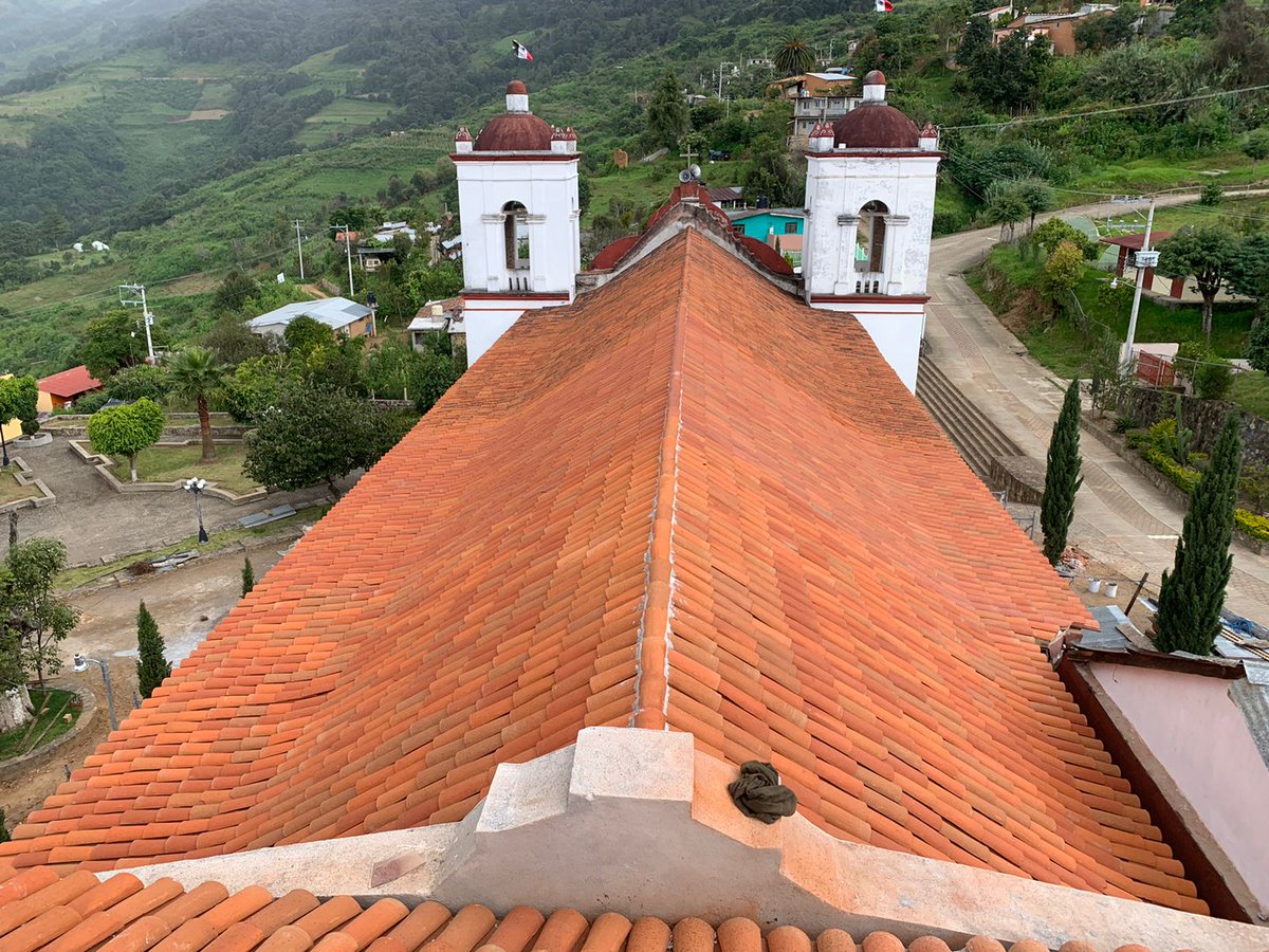 t_restauracion's tweet photo. Concluye la restauración de la cubierta de armaduras de madera y teja que cubren el último tramo de la nave y presbiterio del templo de #SanJuanEvangelistaAnalco.
Esta etapa se realizó a través de #FOREMOBA de la @cultura_mx, la @FundacionAHHO y el Municipio – Comunidad. https://t.co/gz7HteMgyV