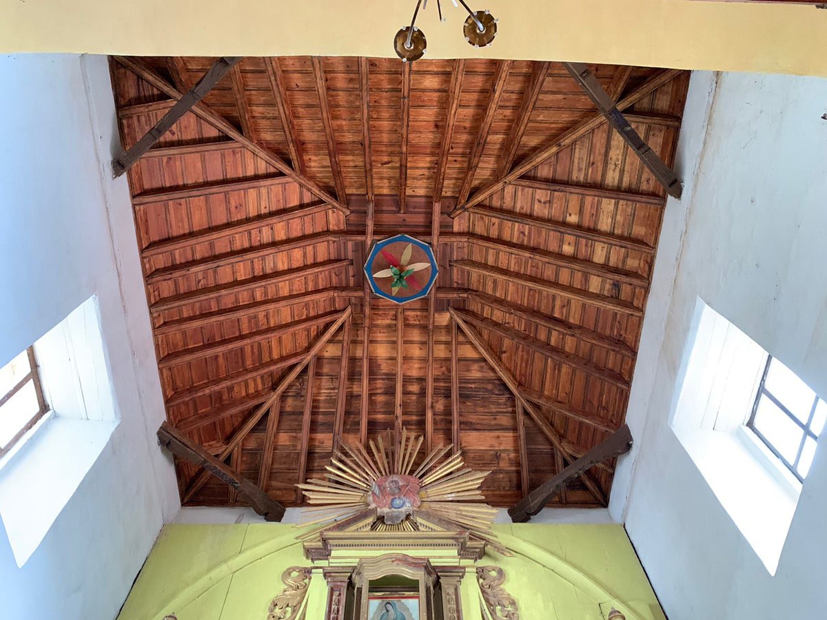 t_restauracion's tweet photo. Concluye la restauración de la cubierta de armaduras de madera y teja que cubren el último tramo de la nave y presbiterio del templo de #SanJuanEvangelistaAnalco.
Esta etapa se realizó a través de #FOREMOBA de la @cultura_mx, la @FundacionAHHO y el Municipio – Comunidad. https://t.co/gz7HteMgyV
