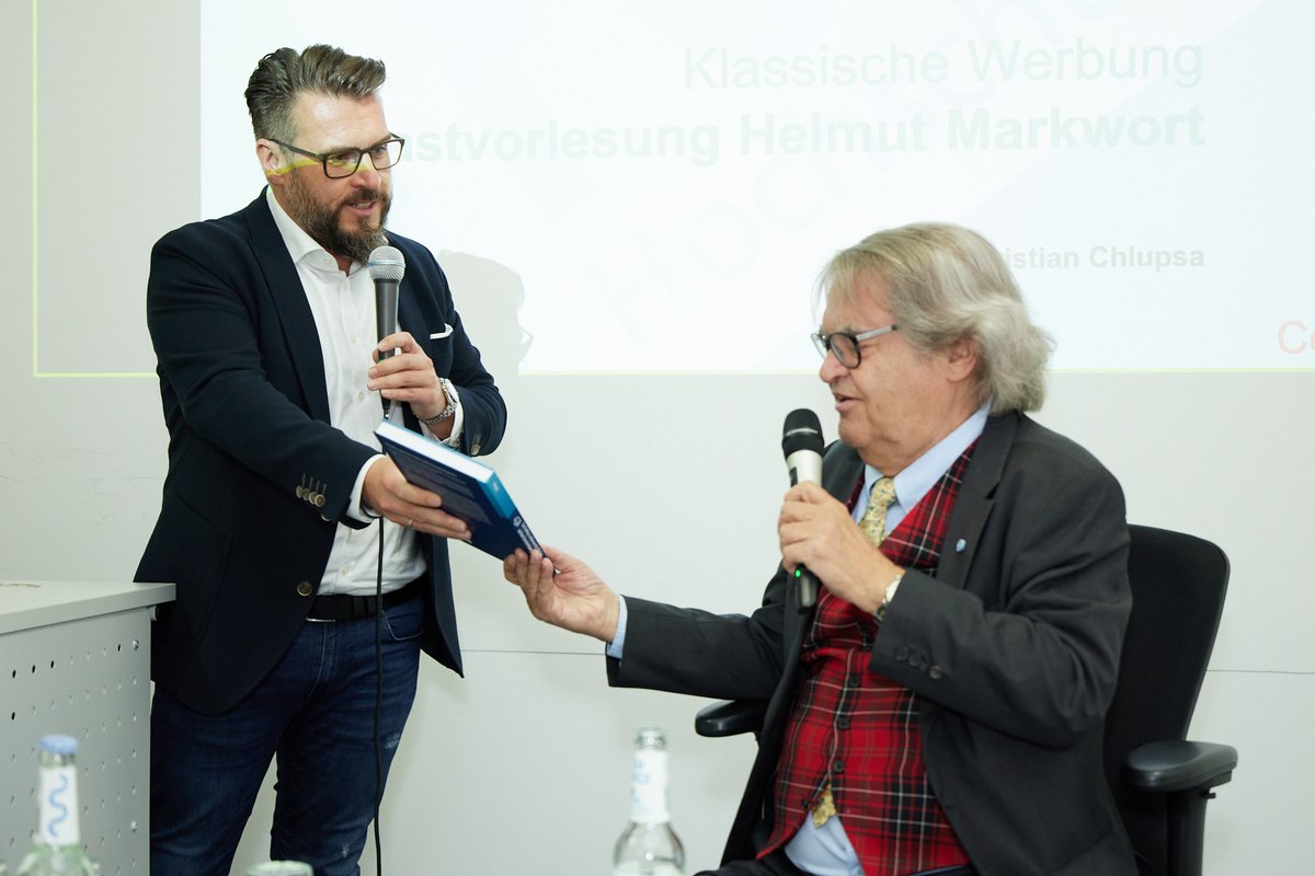 MUC_C_Christian's tweet photo. Gastvorlesung Helmut Markwort
Vorbild einer ganzen Generation!
Ich freue mich ganz besonders, meinen früheren Chef heute bei mir in der Vorlesung begrüßen zu dürfen.
Vielen Dank für den spannenden Impulsvortrag!
#FOMhochschule #BrandingCode https://t.co/PpVgnKfEJT