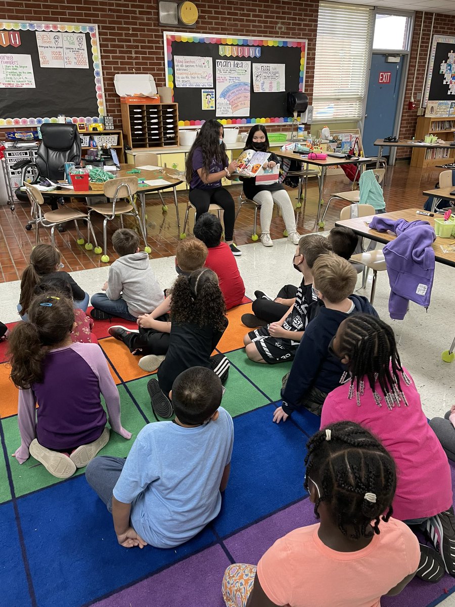 HannahClampitt's tweet photo. We loved having some guest readers come visit our class today! @DeannaAlbertino @claremont_elem https://t.co/ZgTcu4IzhN