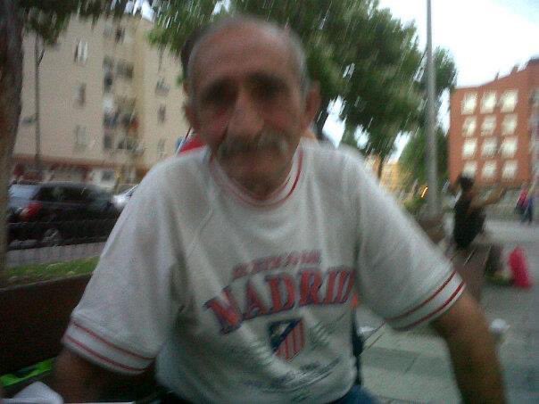 catchypaula's tweet photo. Hola, gente. Mi yayo tiene 78 años y lleva desde el jueves en el hospital. Ahora mismo está en la UCI por problemas en los pulmones. 

Es el socio 1000 y pico del @Atleti y nos lo ha inculcado a todos. Por favor, ¿me ayudáis a que alguien del equipo lo vea y nos manden https://t.co/ZrloaH8jdA