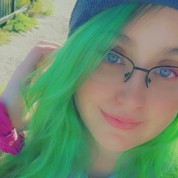 Skitterthemouse's tweet photo. Been a while since I've updated this thing! Here's my face for those of you who have forgotten! 😘 And my last profile pic was red hair, so here's the new and improved green hair! #NewProfilePic #NewHairWhoDis https://t.co/jNI2tT8Frn