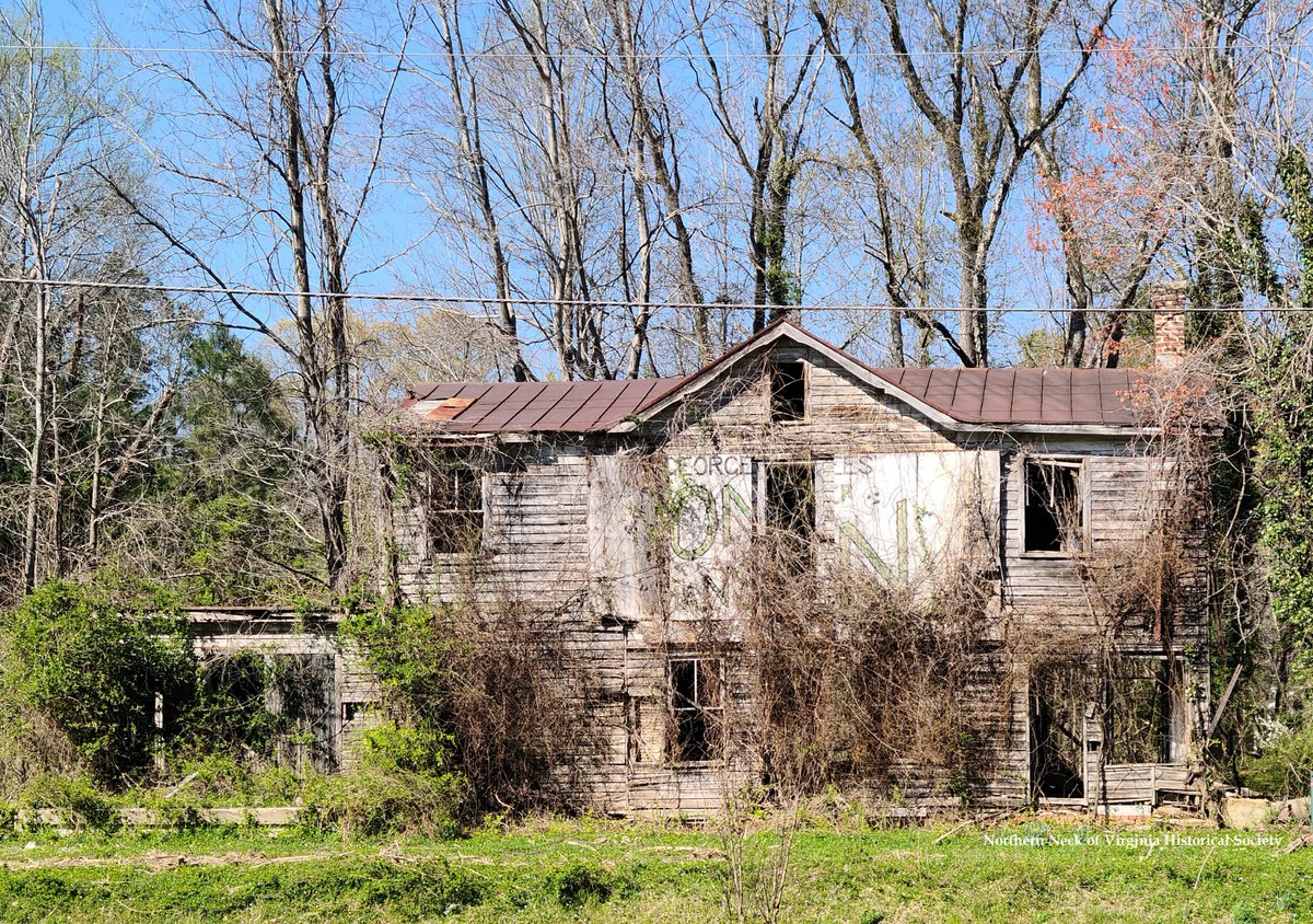 NNVHS's tweet photo. This popular King George County, Virginia landmark was once the home and store of Thomas B. Harris and Son. It was later used by the Jaycees as a Halloween haunted house. Today it is a reminder of the "good old days." https://t.co/iIJOLquyzT
#NorthernNeckVirginiaHistory #NNVHS https://t.co/TT8t18rqY9