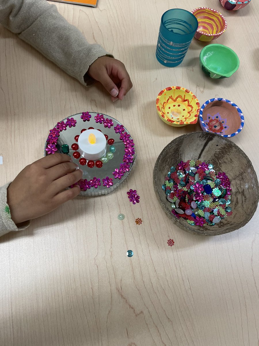 Students loved sharing their traditions with their classmates as we learned more about Diwali. Happy Diwali to those who celebrate   #makingconnections #traditions #looseparts <a href="/LaurierPs/">Sir Wilfrid Laurier PS</a>  <a href="/Gr2Tweeters/">Mrs. Verri</a>  <a href="/PDSB_Libraries/">PDSB Library Learning Commons</a>