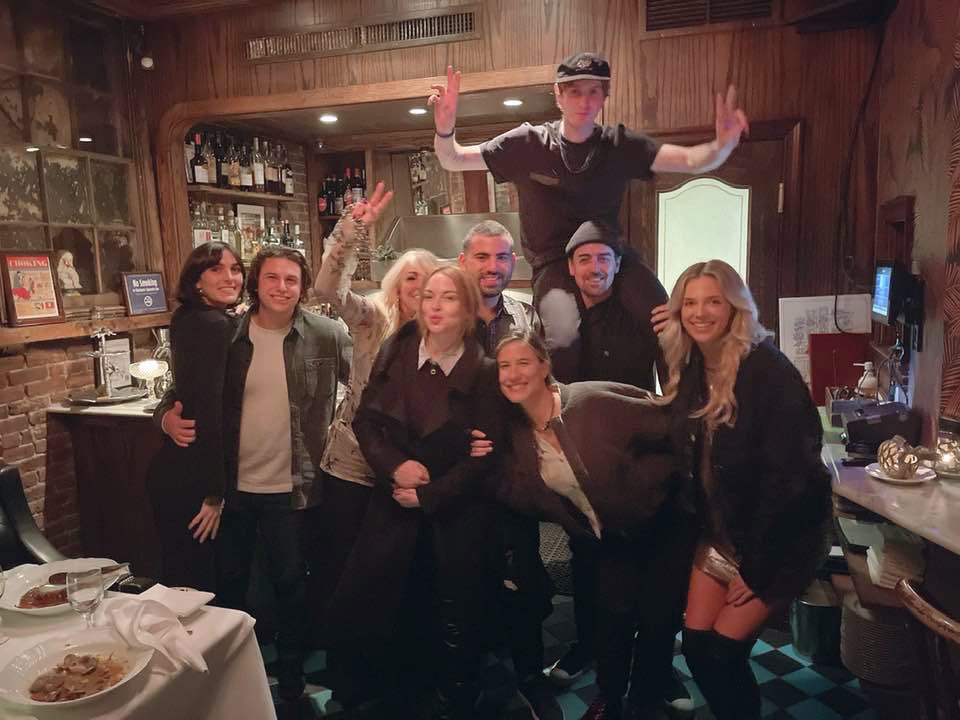 LindsayDeeLohan's tweet photo. Lindsay Lohan em fotos recentes com sua família em Long Island. https://t.co/de9ooABGcg