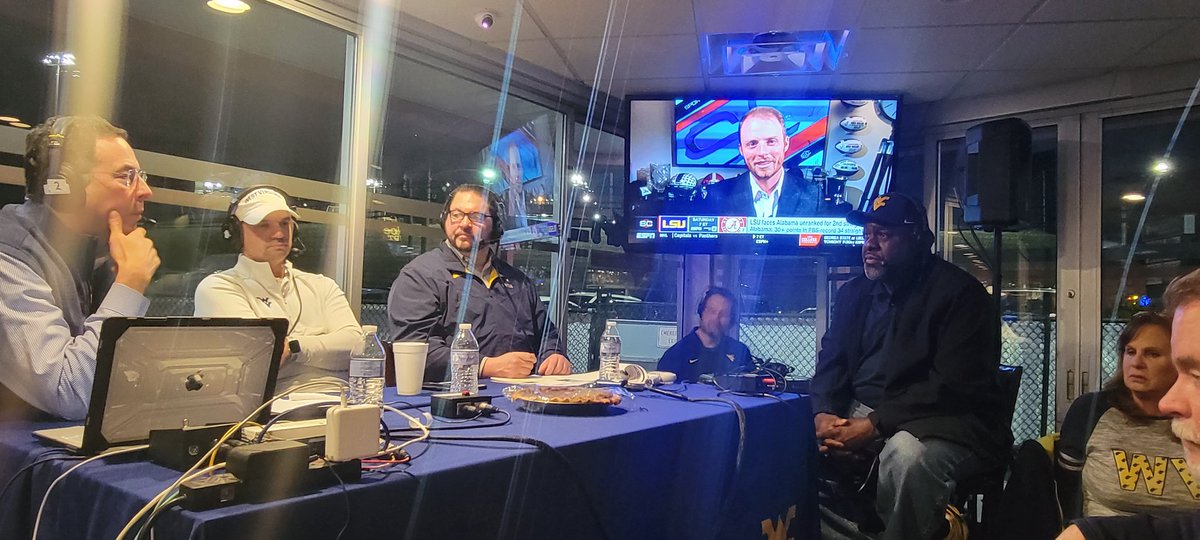 FreedomRunUSA's tweet photo. Hanging tonight at @KeglersWV with @TonyCaridi  @NealBrown_WVU @Wolfley64 and Major Harris who is getting his number 9 retired this weekend - Here Comes The Major! #WVU #WVUFOOTBALL @WVUfootball https://t.co/6Y93l3Lga1