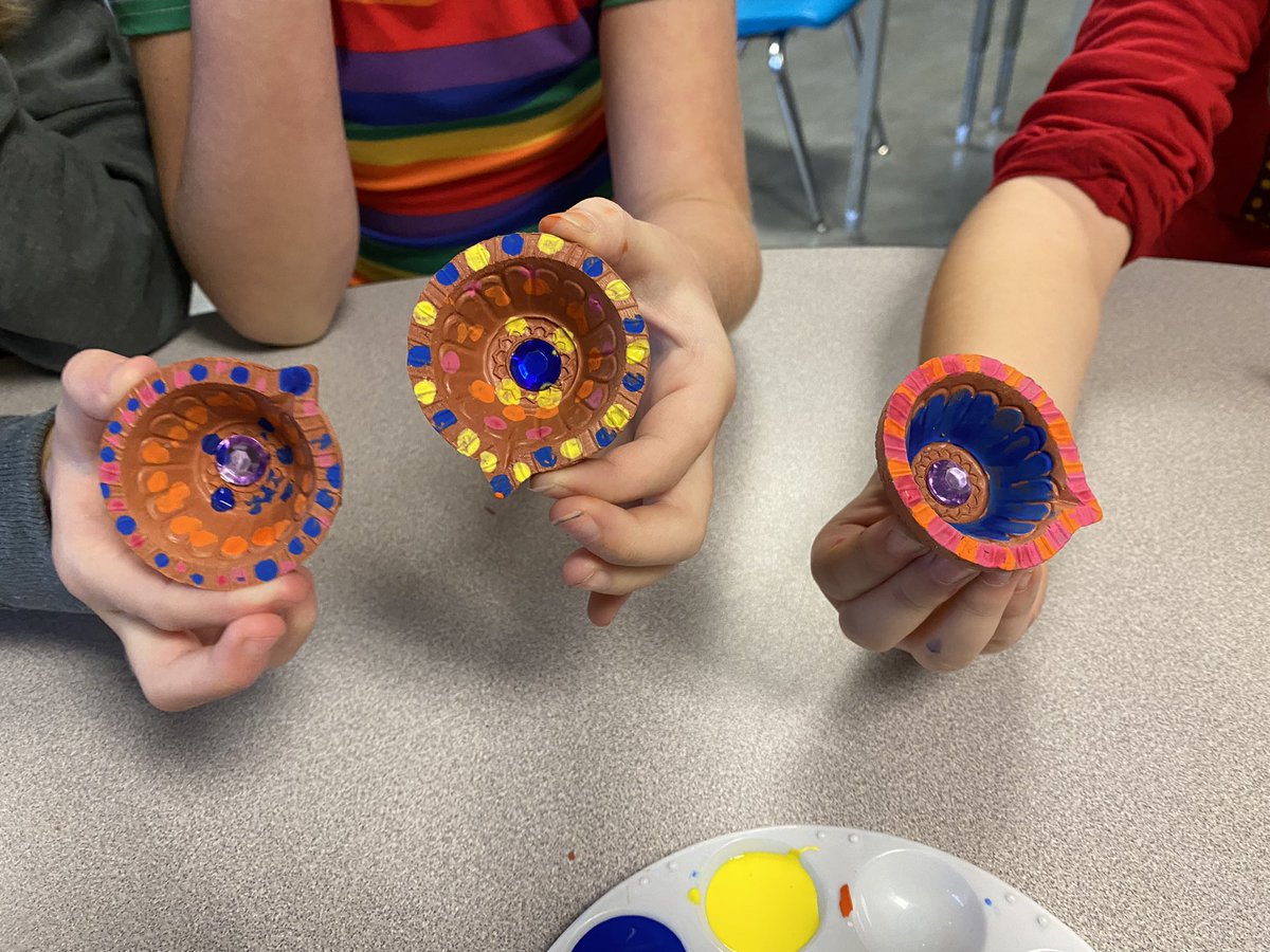 MontesConnects's tweet photo. Happy Diwali.  We have been learning about the different ways many people celebrate Diwali. #sd33learns #Diwali https://t.co/a1PuSoykgT