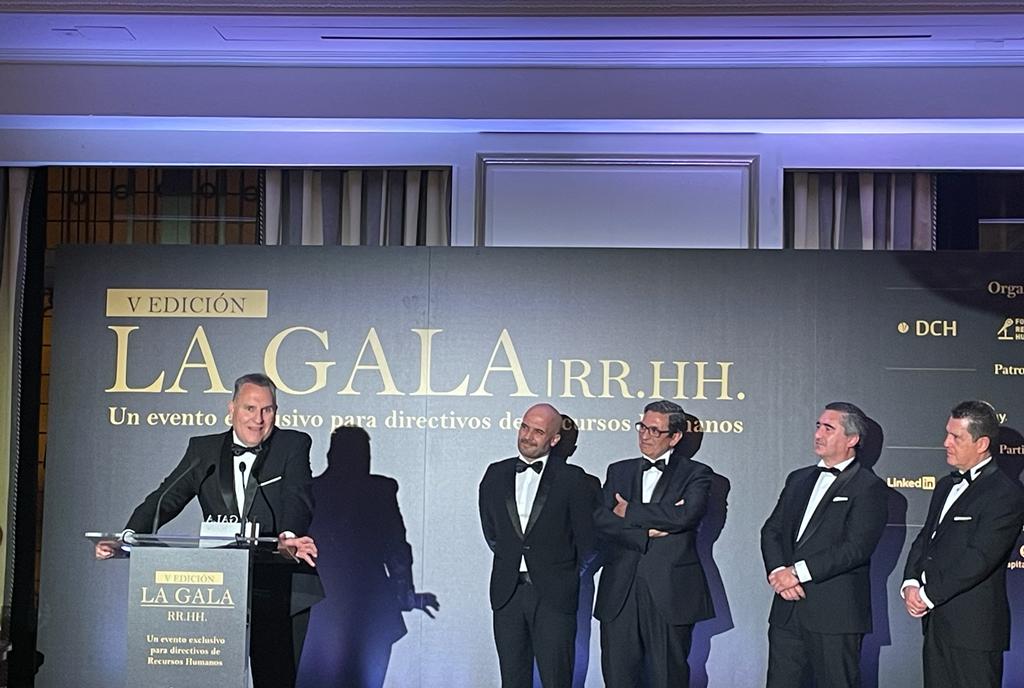ForoRRHH's tweet photo. Y el ganador de este segundo premio es para Benito Villamarín, Vicepresidente of Human Relations en @BimboEsp. ¡Enhorabuena!
#GalaRRHH #personas #empresas #premios https://t.co/h7Ogh5e4Ur