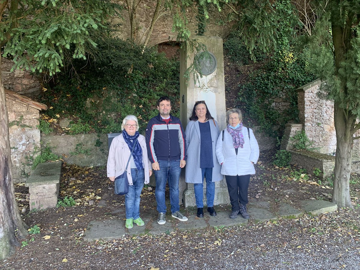 bruno_najera's tweet photo. Avui tota l'oficina de la Federació de Cors de Clavé ens hem anat d'excursió de #treball a l'Abadia de Montserrat. @montserratinfo #EquipoC #SomCorsClavé 📸 Monument a Clavé al Camí dels Degotalls. @MoviCoralCat @BandaMunicipalP https://t.co/CZFxzYZq7h