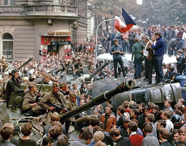 VictorDuenasCU's tweet photo. Una curiosidad,  el 17 de noviembre de 1989 los checos protagonizaron una de las mayores manifestaciones contra el régimen Comunista que trajo el derrumbe de la dictadura. 
____
¿Si ellos pudieron por qué nosotros no?
#15NCuba https://t.co/PqHRjnyzMY