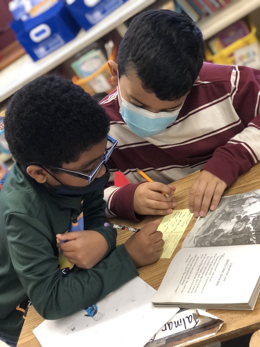 MrsCook_64's tweet photo. Analyzing the craft moves of @MaryPopeOsborne and noticing similarities among books in the Magic Treehouse series @PhillipsAveElem @AmericanReading #ARC #literacylab https://t.co/3qCzb5stG5