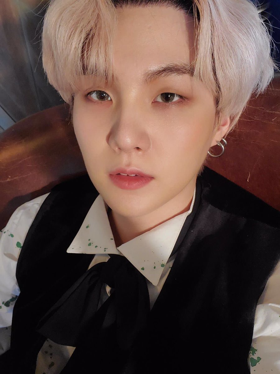 nunasugaa's tweet photo. Up juga kan🖤🖤🖤

#SUGA https://t.co/9s30L7Romm