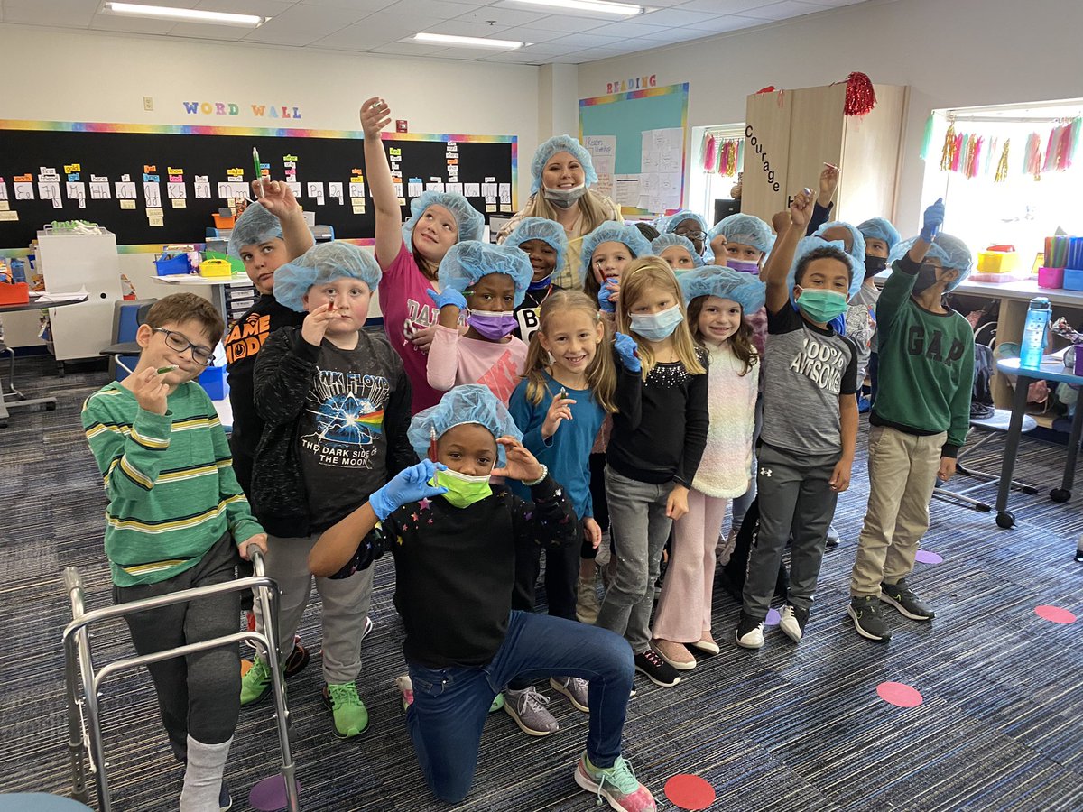 MrsSand0val's tweet photo. So much fun in second grade today, we preformed “surgery” cutting out and putting our text feature puzzles together! 😷🩺😷🚑 @RogersFrisco #RogersFrisco2021 https://t.co/ZyZXH1YWvv