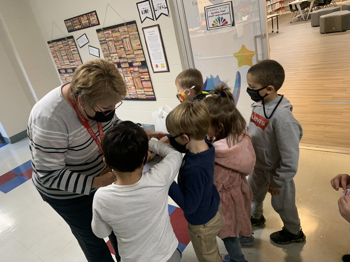 Jen_jackson39's tweet photo. Happy Birthday Mrs. Federle!! These #hopewellheroes were so excited to deliver birthday cards to her today!!❤️🎂🎉@hopewellECS https://t.co/32AMhfbBEb