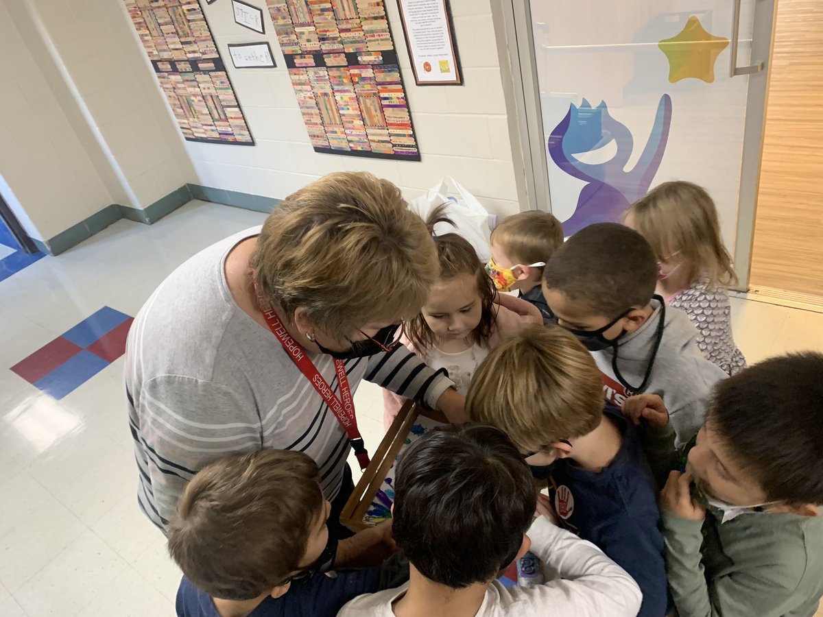 Jen_jackson39's tweet photo. Happy Birthday Mrs. Federle!! These #hopewellheroes were so excited to deliver birthday cards to her today!!❤️🎂🎉@hopewellECS https://t.co/32AMhfbBEb