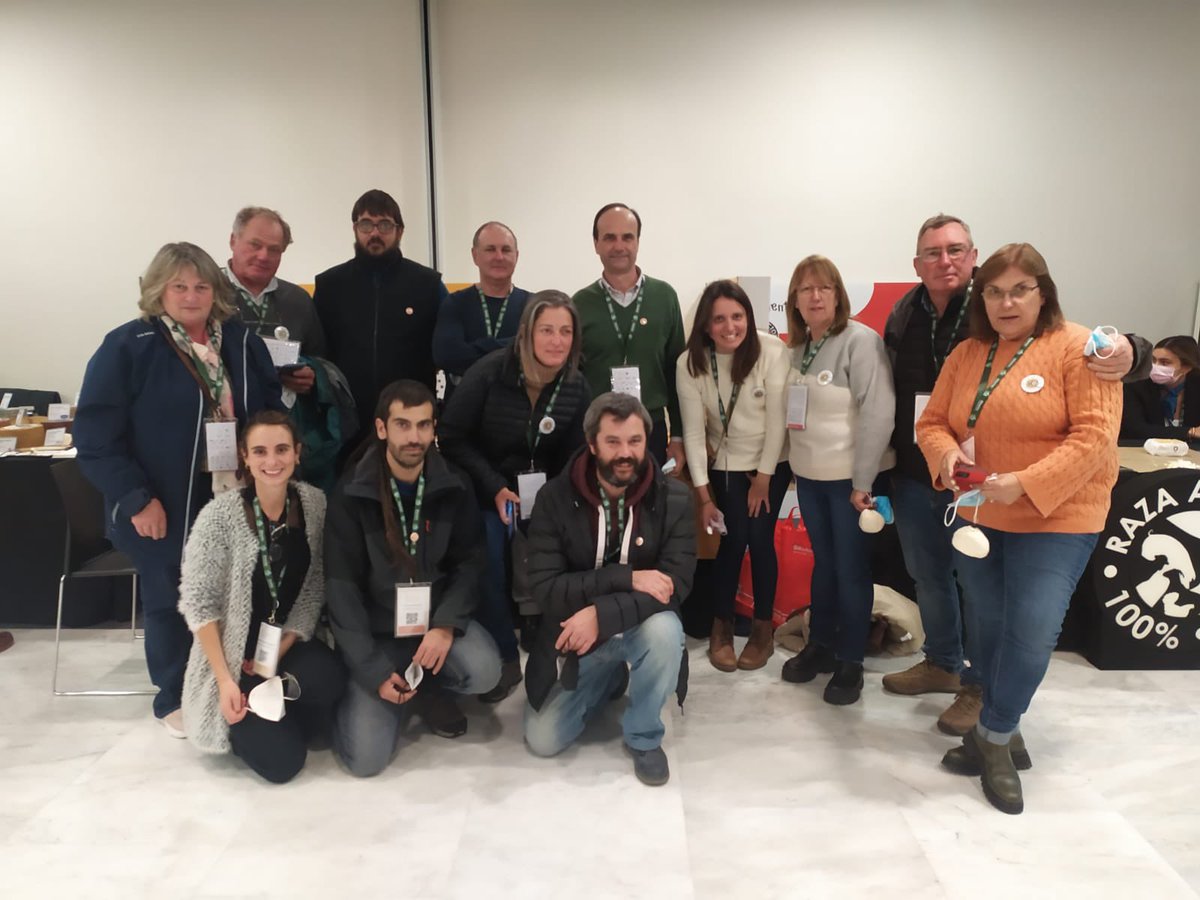 redqueserias's tweet image. En especial, es un orgullo felicitar a nuestros socios @quesosybesos_ por su grandísimo premio, el mejor entre los mejores. Están siendo unos días muy agradables y productivos conociendo y compartiendo experiencias e ideas con muchos amantes del mundo del queso. #QueRed