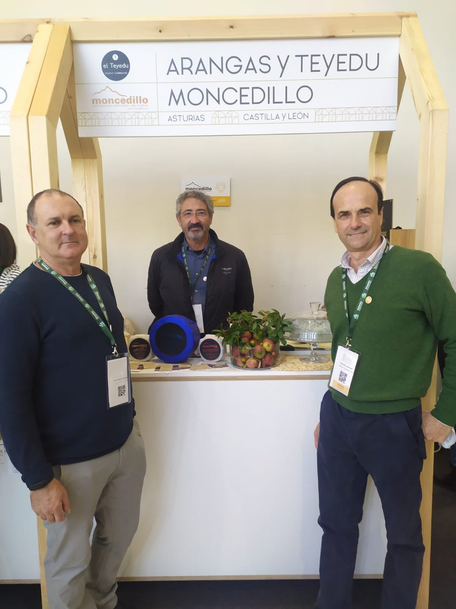 redqueserias's tweet image. En especial, es un orgullo felicitar a nuestros socios @quesosybesos_ por su grandísimo premio, el mejor entre los mejores. Están siendo unos días muy agradables y productivos conociendo y compartiendo experiencias e ideas con muchos amantes del mundo del queso. #QueRed