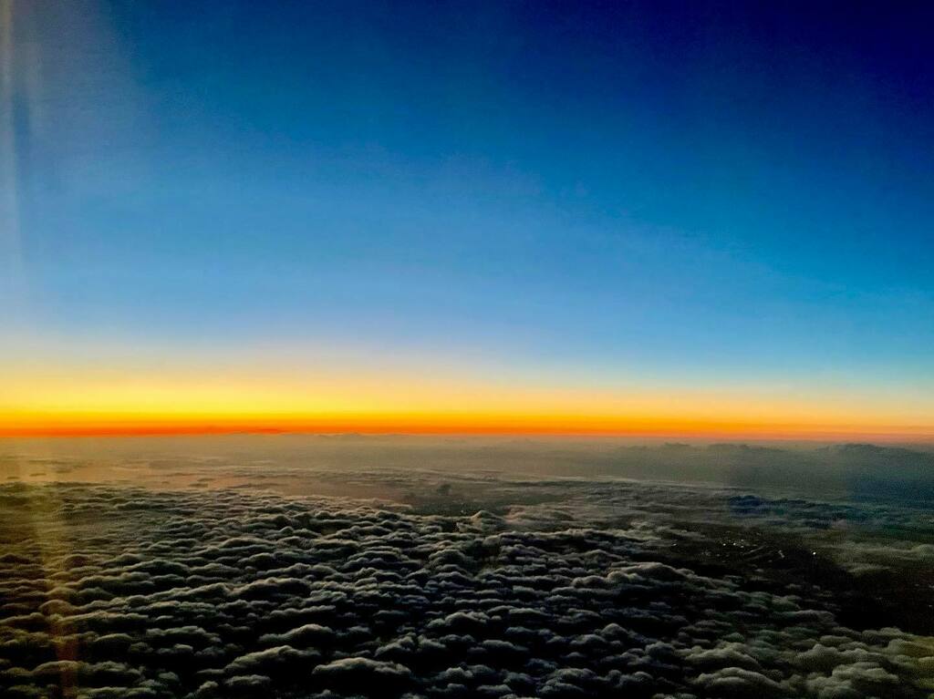 Kiyoshiibe's tweet photo. 刻々と変わる機上からの夕焼け。
漆黒に変わる前の、濃いブルーが好きだなぁー^ ^
#夕焼け #夕焼け空 #機上 #グラデーション #雲海 #sunset #sunsetsky #gradationsky https://t.co/K6XmOTB9wY