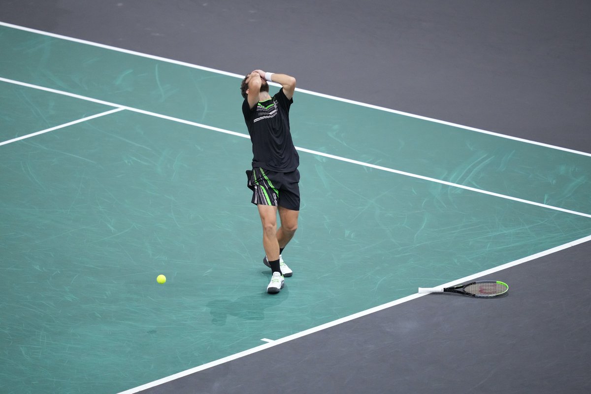 FFTennis's tweet photo. Hugo Gaston renverse Carlos Alcaraz 6-4, 7-5 ! 👏
Enorme match dans une ambiance de 🔥

BRAVO HUGO

#RolexParisMasters https://t.co/GAOdh2G1r8