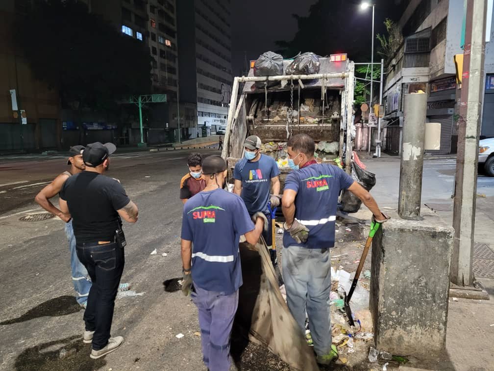 Joselopezpsuv's tweet photo. Mantener la ciudad limpia y transitable es un trabajo ininterrumpido, en @Supra_Ccs un ejército de hombres y mujeres hacen de esta tarea un compromiso diario, aún cuando algunas personas son hostiles.
Para ellas y ellos mi reconocimiento. Por una #CaracasLimpia #SupraNoSeDetiene https://t.co/5K0Dlpo7ZS