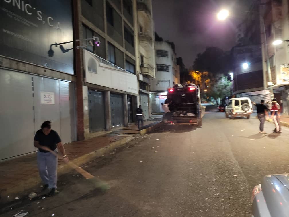 Joselopezpsuv's tweet photo. Mantener la ciudad limpia y transitable es un trabajo ininterrumpido, en @Supra_Ccs un ejército de hombres y mujeres hacen de esta tarea un compromiso diario, aún cuando algunas personas son hostiles.
Para ellas y ellos mi reconocimiento. Por una #CaracasLimpia #SupraNoSeDetiene https://t.co/5K0Dlpo7ZS