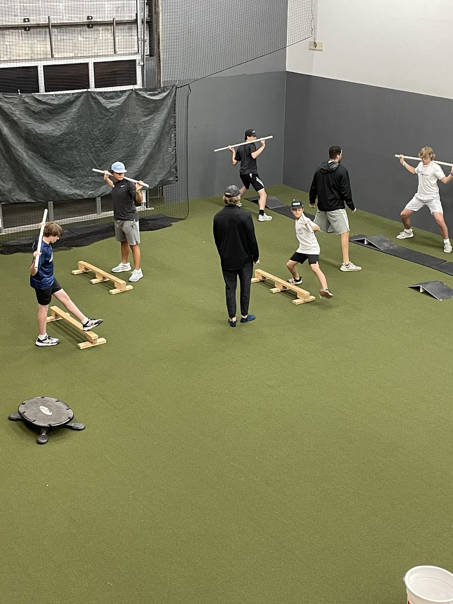 Prime27_17's tweet photo. Prime Dudes getting throwing program started @Premier_BB_KC #DudesTeachingDudes @LukeAnderson30 https://t.co/uCC96WePfR