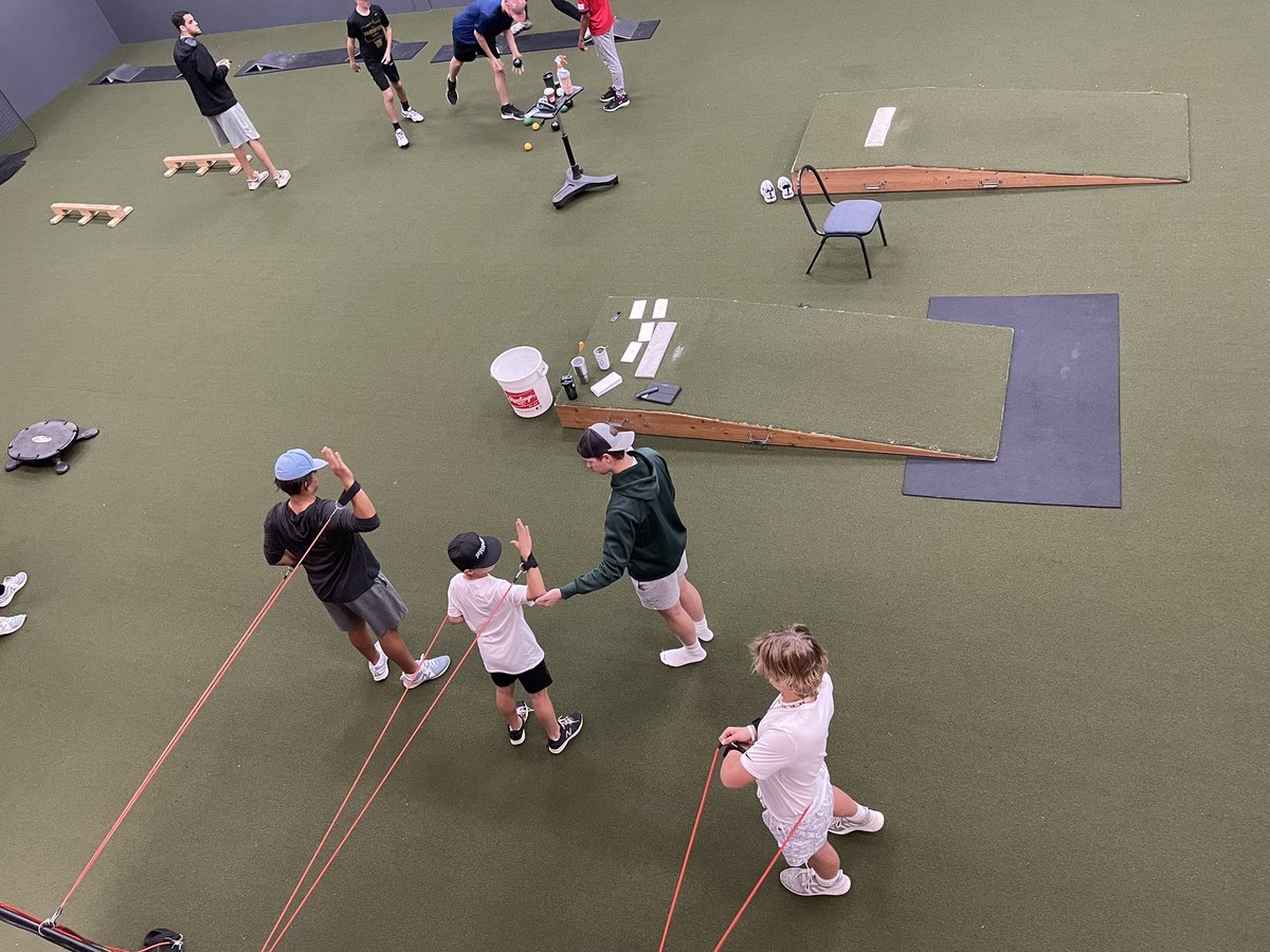 Prime27_17's tweet photo. Prime Dudes getting throwing program started @Premier_BB_KC #DudesTeachingDudes @LukeAnderson30 https://t.co/uCC96WePfR