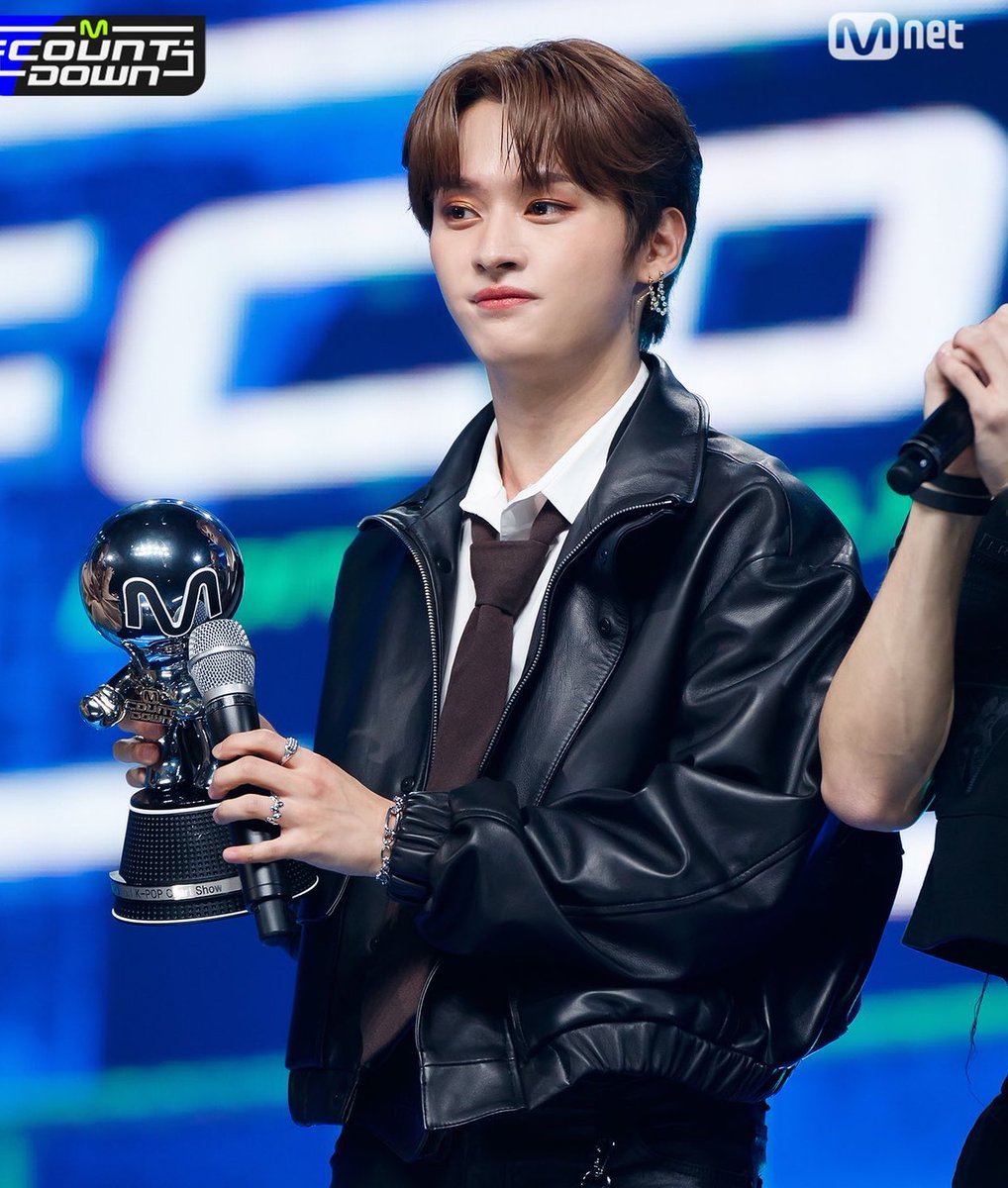 moonchilld95's tweet photo. если Stray Kids победят в этом году, то я не удивлюсь, если Минхо сделает точно также с наградой #MAMAVOTE #straykids https://t.co/OCI0qEAqxt